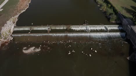 río y presa de pedernal en pedernal, michigan con video de drones moviéndose