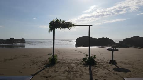 instalación de decoración de boda en una playa tropical