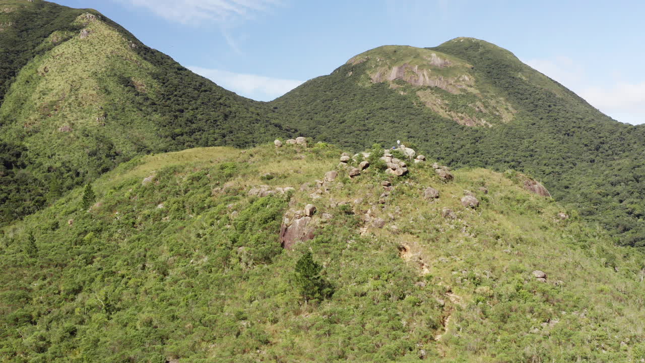 acercamiento aéreo a un excursionista en la cumbre de una montaña tropical de la selva amazónica brasileña, brasil, américa del sur