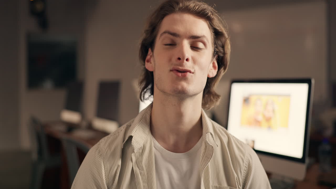 사무실에서 일하는 젊은 남자