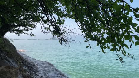 Ausflugsboot-Schiff-An-Der-Blauen-Wasserküste-Mit-Bäumen-Und-Felsen-Munising-Michigan-Abgebildete-Felsen-National-Lakeshore-Lake-Superior