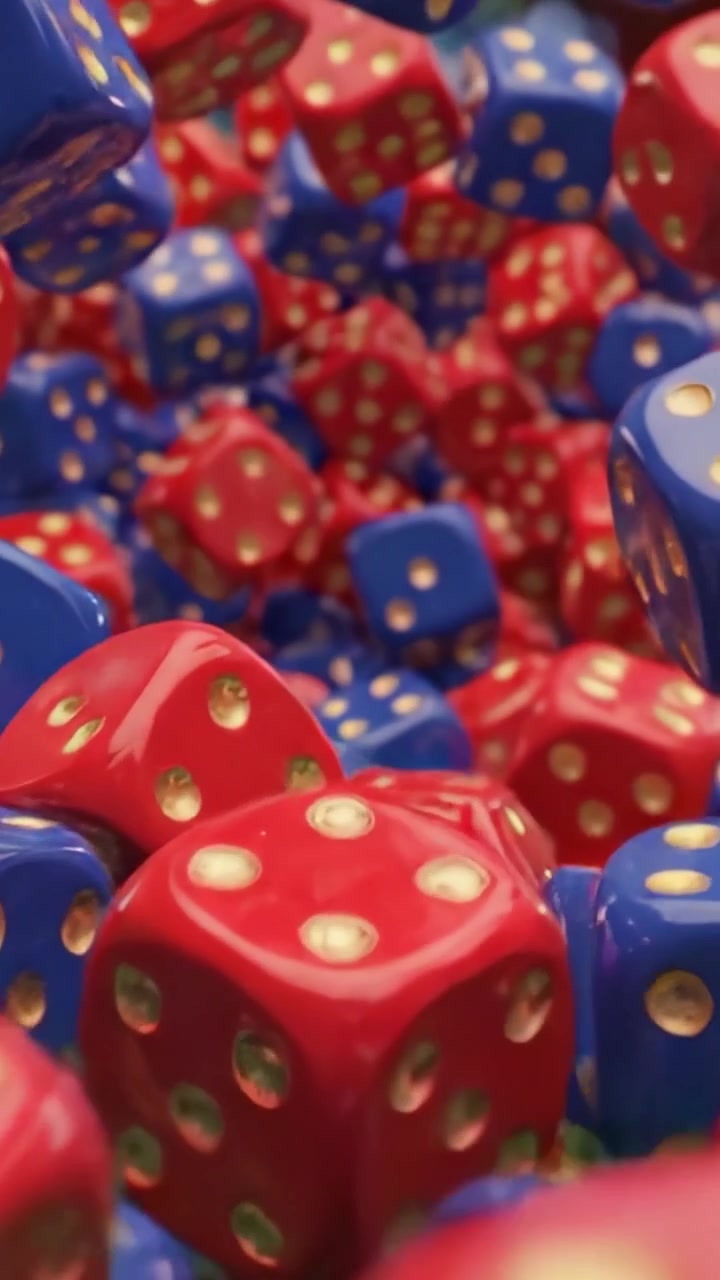 Una Cascada Colorida de Dados Rojos y Azules: Capturando el Emocionante Momento de los Dados Cayendo sobre una Superficie de Juego de Fieltro