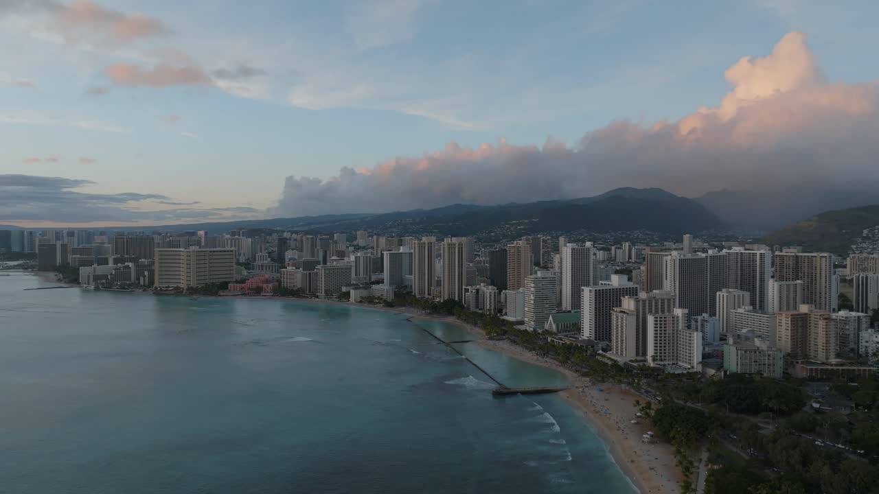 Veduta aerea dello skyline di Honolulu. Isola di Oahu, Hawaii. Panorama completo.