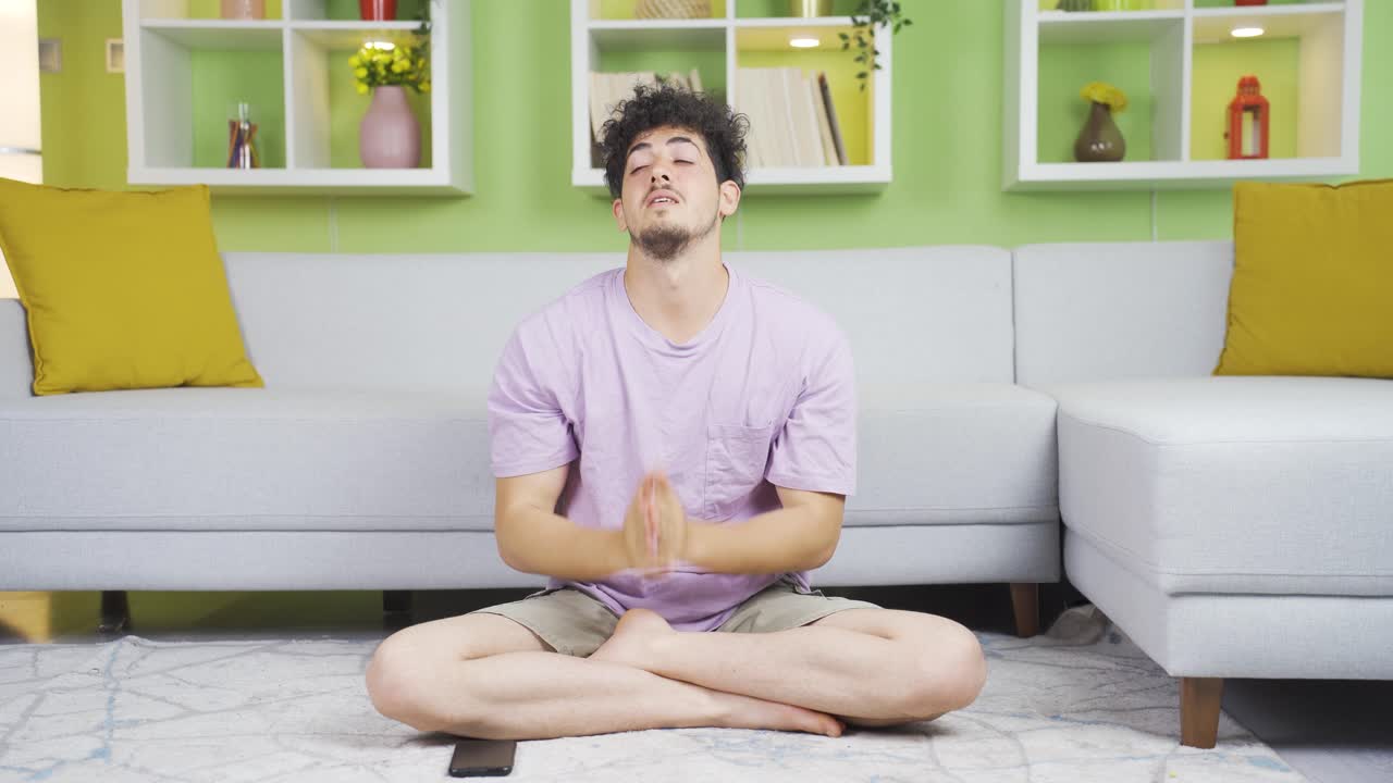 눈에 통증과 통증을 가진 젊은이.