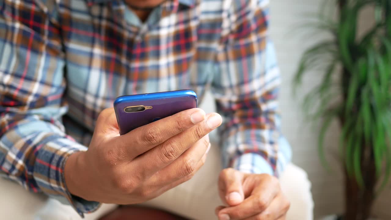 persona que utiliza un teléfono inteligente