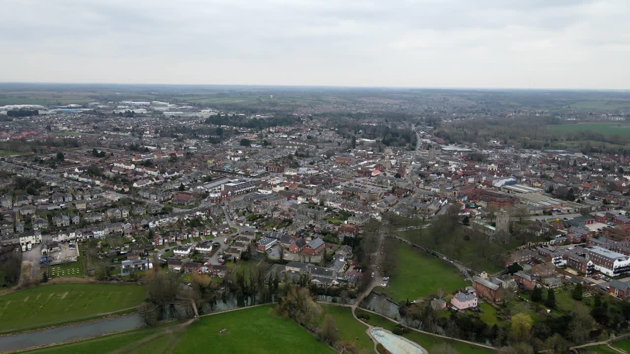 Sudbury Suffolk Regno Unito: Ampia ripresa aerea introduttiva 4K