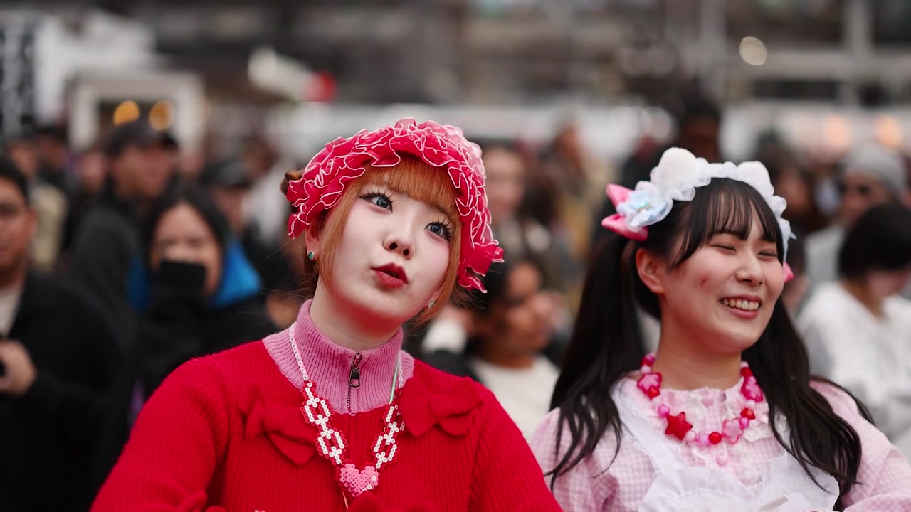 Duas jovens com moda Lolita em um evento público