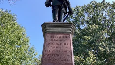 estátua de stonewall jackson nos terrenos da casa do estado em charleston, virgínia ocidental