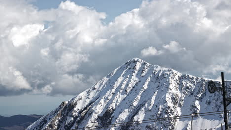 Zeitraffer-Eines-Schneebedeckten-Berges,-Während-Ein-Sturm-Aufzieht