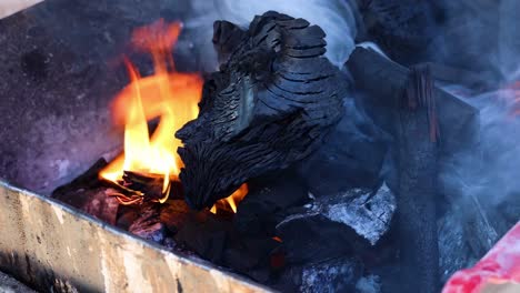 encendiendo carbón en una parrilla de barbacoa con el tiempo