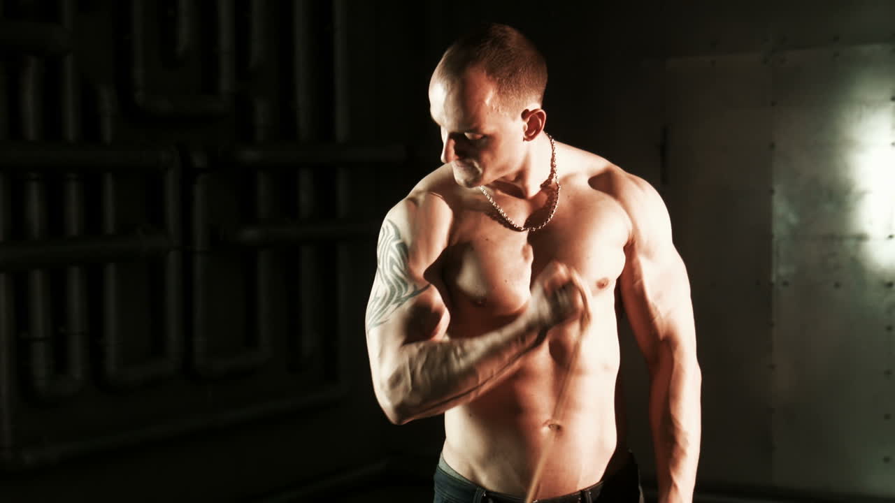 hombre musculoso posando