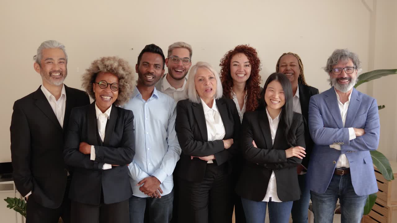 oficina de banco multirracial de generaciones: equipo de negocios exitoso sonriendo a la cámara