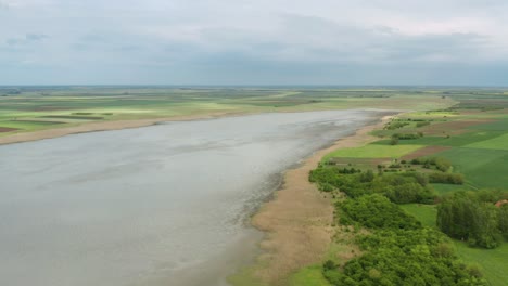 toma aérea de camiones a la izquierda y luego descendiendo sobre la reserva natural especial de slano kopovo en serbia