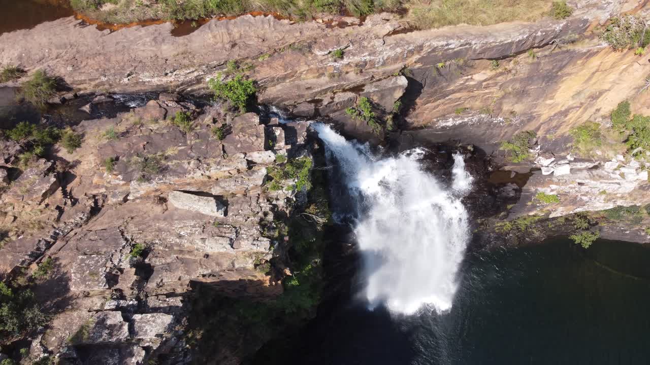 aerial de la cordillera de drakensberg, una gran cascada que cae en cascada en el lago