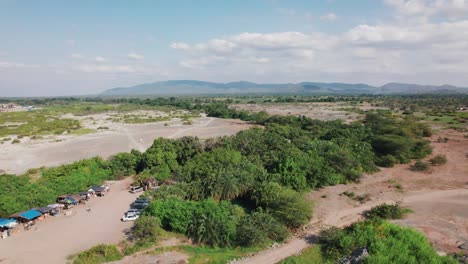 Turistas-Nadando-En-Las-Aguas-Termales-De-Chemka-En-Moshi-Tanzania