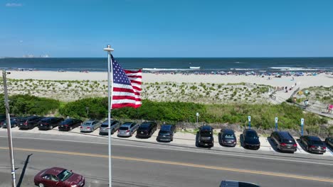 Bandera-Americana-Ondeando-En-La-Playa-De-La-Costa-Este-En-Los-Estados-Unidos-De-América