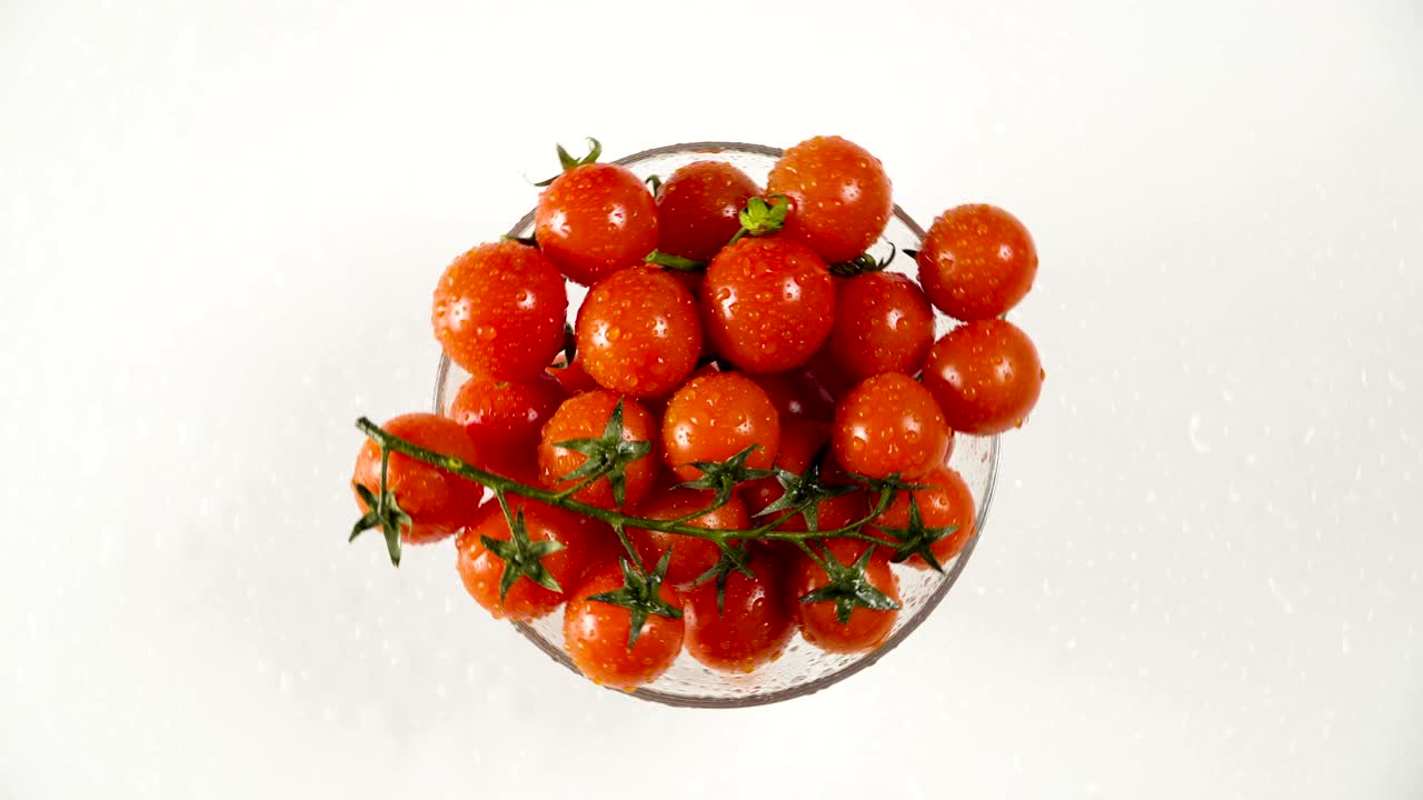 유리 그에 놓인 토마토