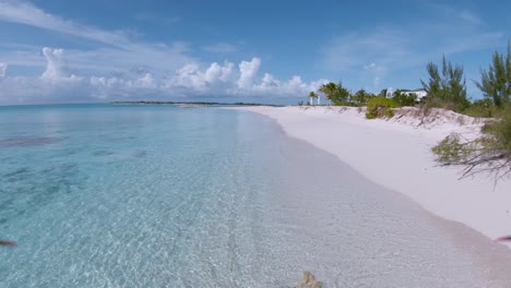 Weißer-Sandstrand-Und-Türkisfarbenes-Wasser-Sowie-Grünes-Laub-Entlang-Der-Küste