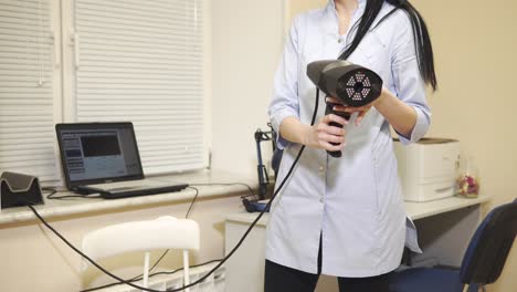 profesional médico que utiliza equipos de diagnóstico en una clínica