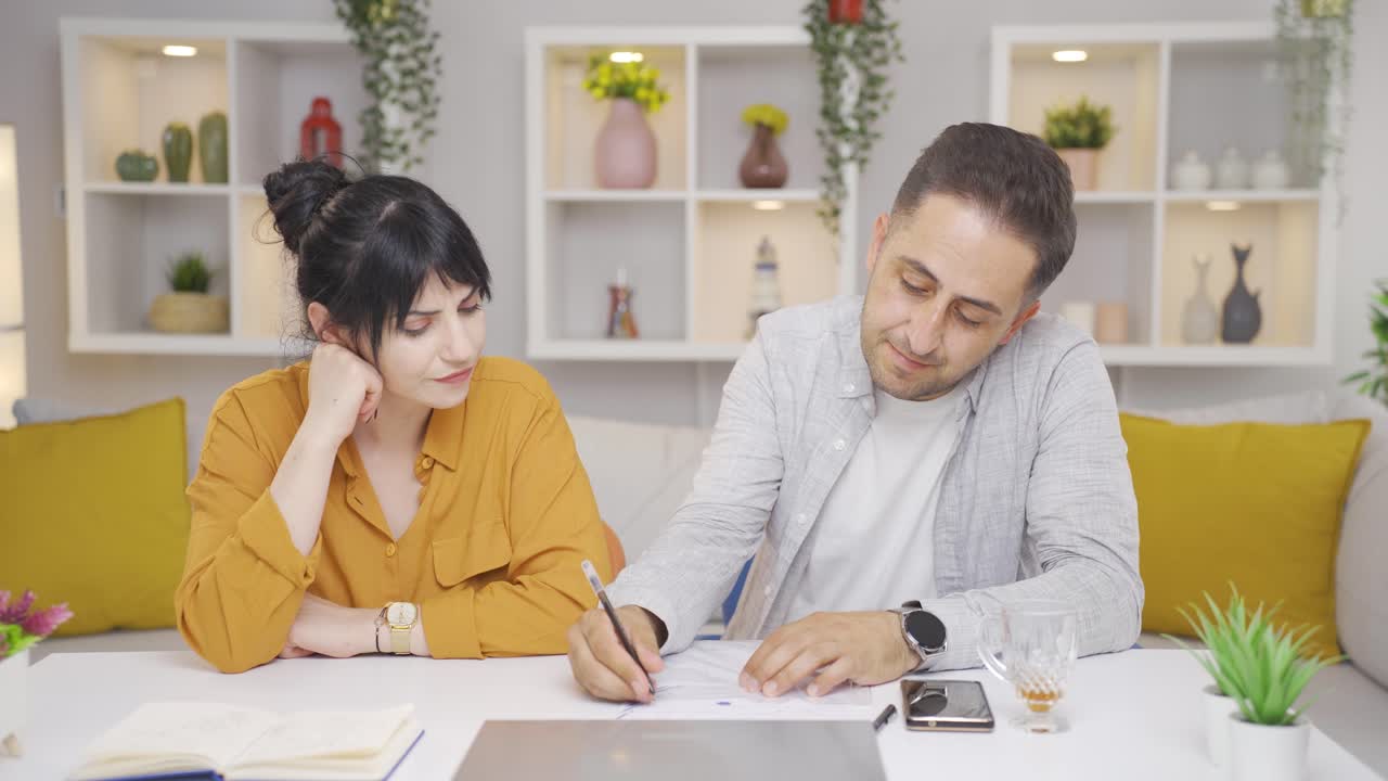 문서를 읽고 서명한 부부입니다.