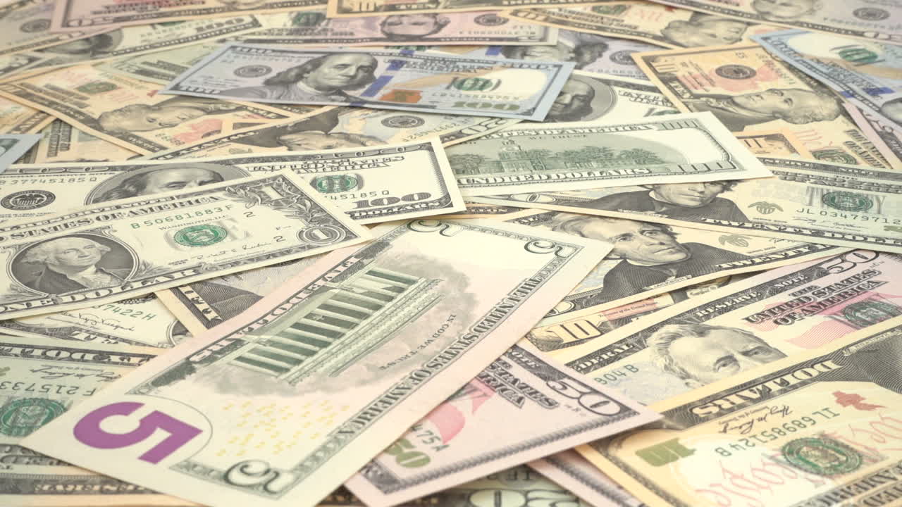 Billetes de dólar cayendo. Cámara lenta. Filmación de dinero