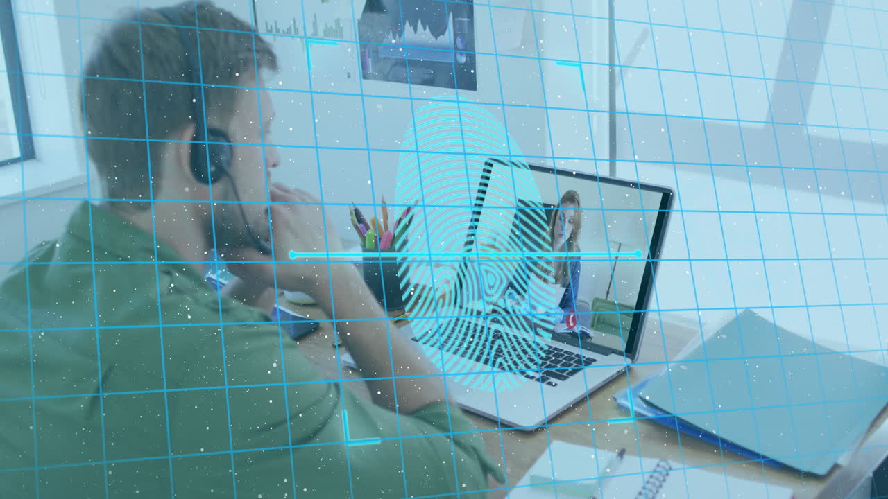 animación de huella digital biométrica sobre un hombre caucásico usando auriculares de teléfono y computadora portátil