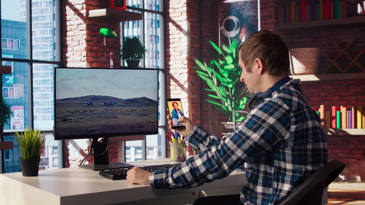 hombre en casa divirtiéndose mirando los carretes de las redes sociales hechos por creadores de contenido