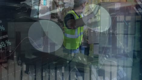 animación del procesamiento de datos sobre el hombre empacando cajas en el coche