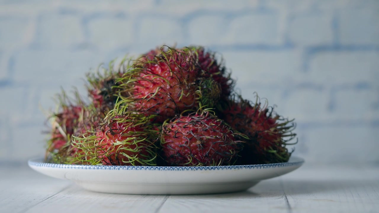 Quả chôm chôm tươi trên đĩa