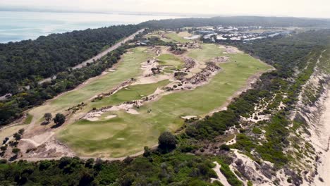 Drohne-Luftaufnahme-Küstenlinie-Von-Magentafarbenen-Ufern-Nordeingang-Golfclub-Greens-Und-Bunker-Oceanside-Beach-Central-Coast-Tourism-NSW-Australien-4k