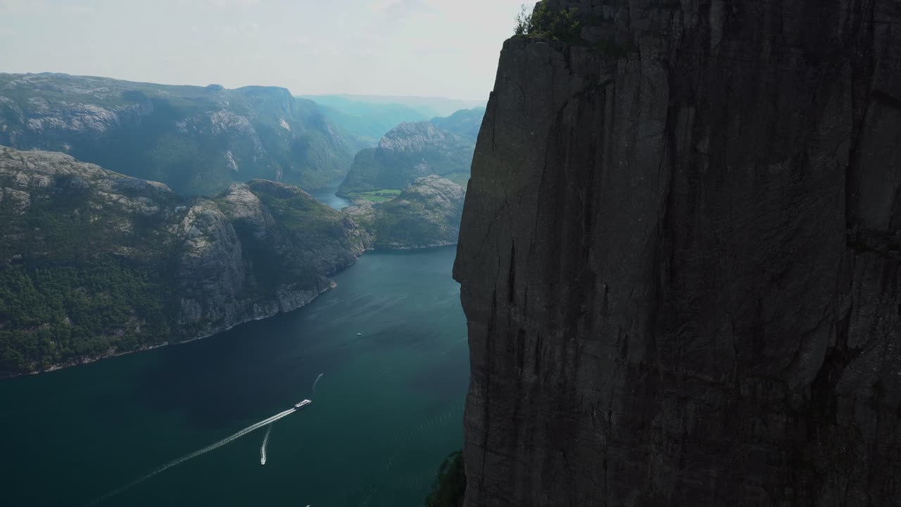 Episk udsigt ned fra Preikestolens kant og ned i afgrunden ved Pulpit Rock i Norge.