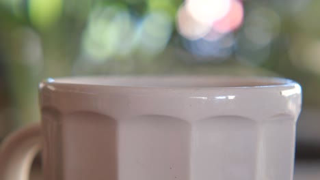 primer plano de una taza blanca