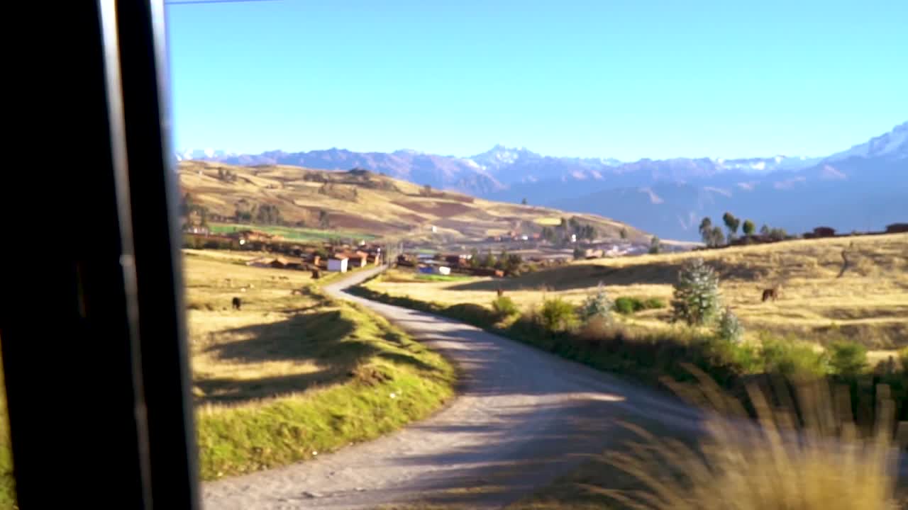 열린 차 window.mp4를 향해 움직이는 슬로우 모션 카메라