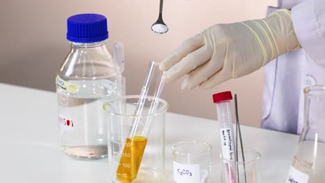 observación del cambio de color azul del bromotimol en el experimento