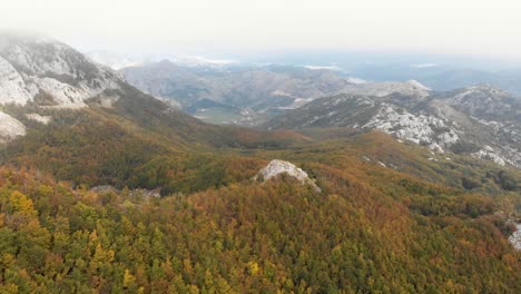 imágenes aéreas del parque nacional lovcen y el lago negro con increíbles colores de otoño en todas partes con nubes bajas