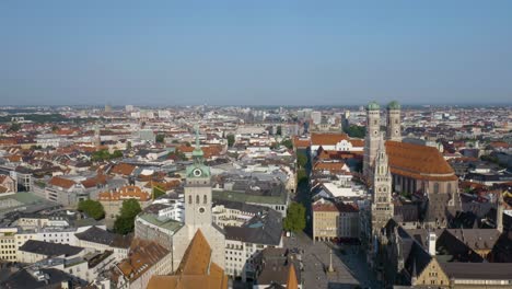 amplia toma ascendente de marienplatz en munich, alemania