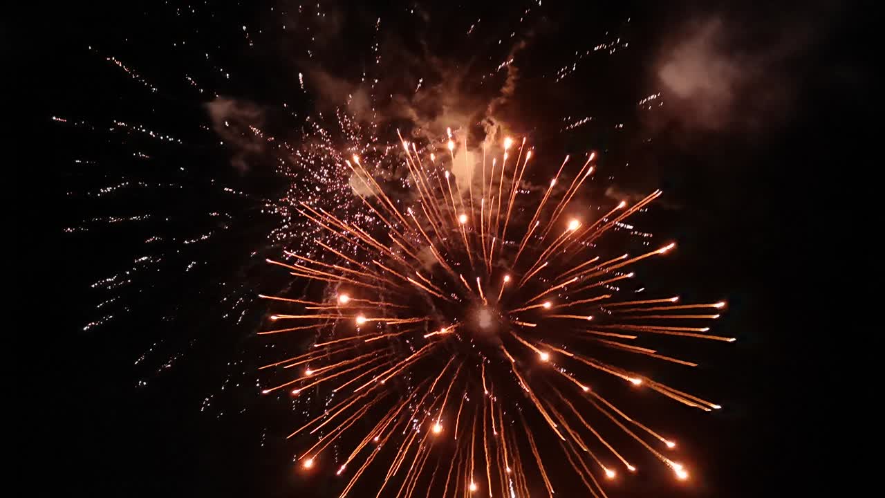 4k fuegos artificiales de colores en el cielo nocturno.