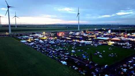 Österreichisches-Nova-Rock-Festival-Bei-Sonnenuntergang-In-Pannonia-Fields-II,-Nickelsdorf,-Österreich-–-Drohnenaufnahme