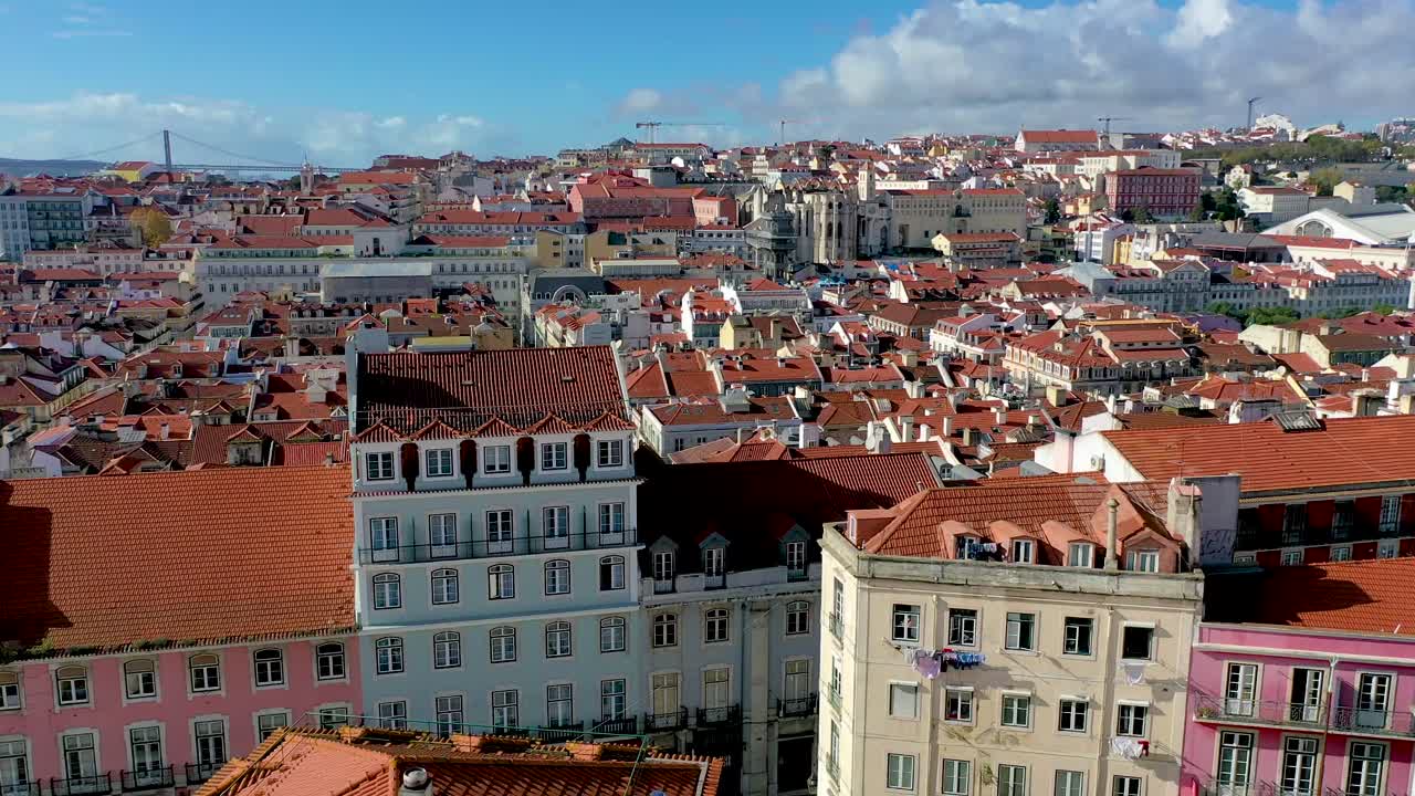 리스본의 빨간 지붕 위를 날다