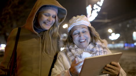 Zwei-Frauen-Gehen-Am-Kalten-Abend-Mit-Pad-Im-Freien-Spazieren