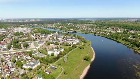 Schöne-Brücke-Von-Panemune-über-Den-Fluss-Nemumas-Mit-Der-Stadt-Kaunas-Im-Horizont,-Luftdrohnenansicht