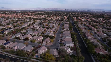 Drohnenaufnahme-Von-Summerlin,-Einem-Typischen-Amerikanischen-Wohnviertel,-West-Las-Vegas,-Nevada,-USA