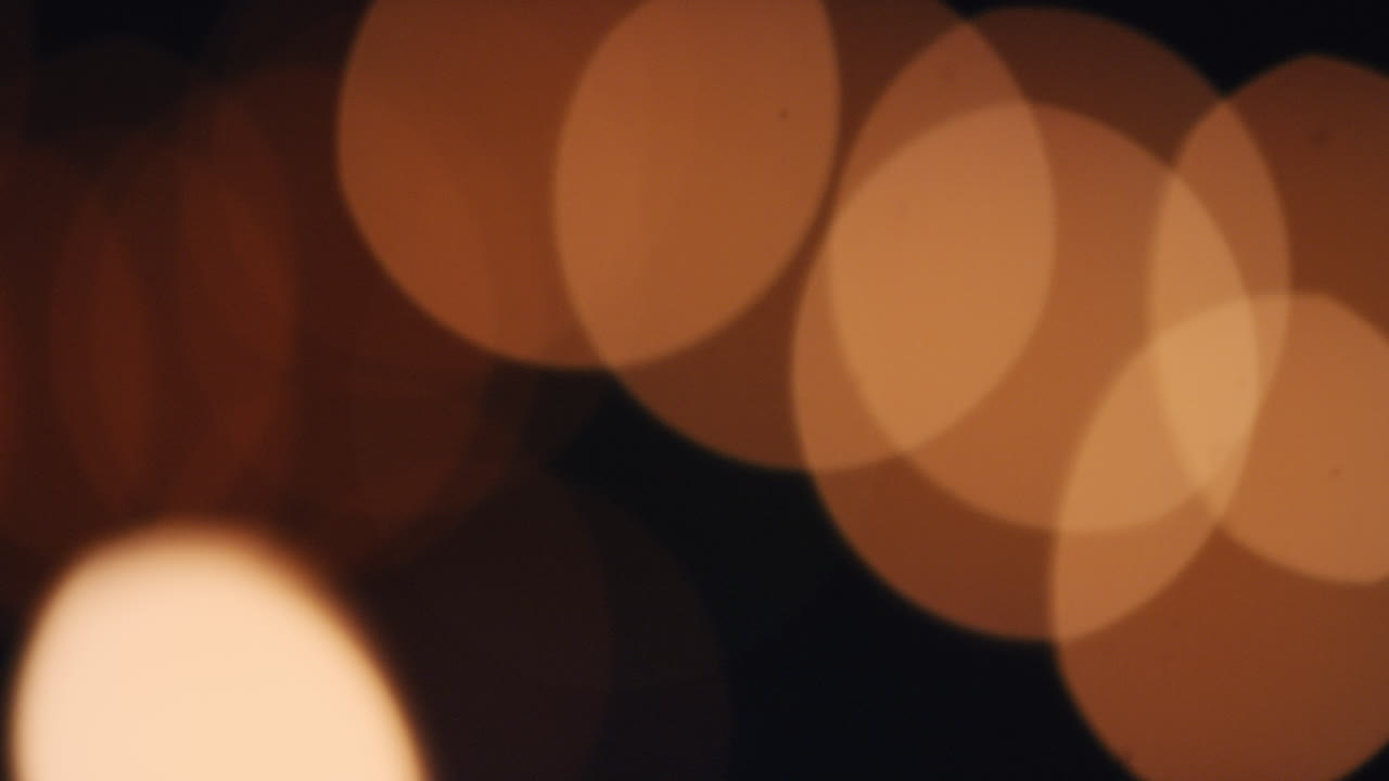 어두운 배경에 빛나는 아름다운 보케 조명