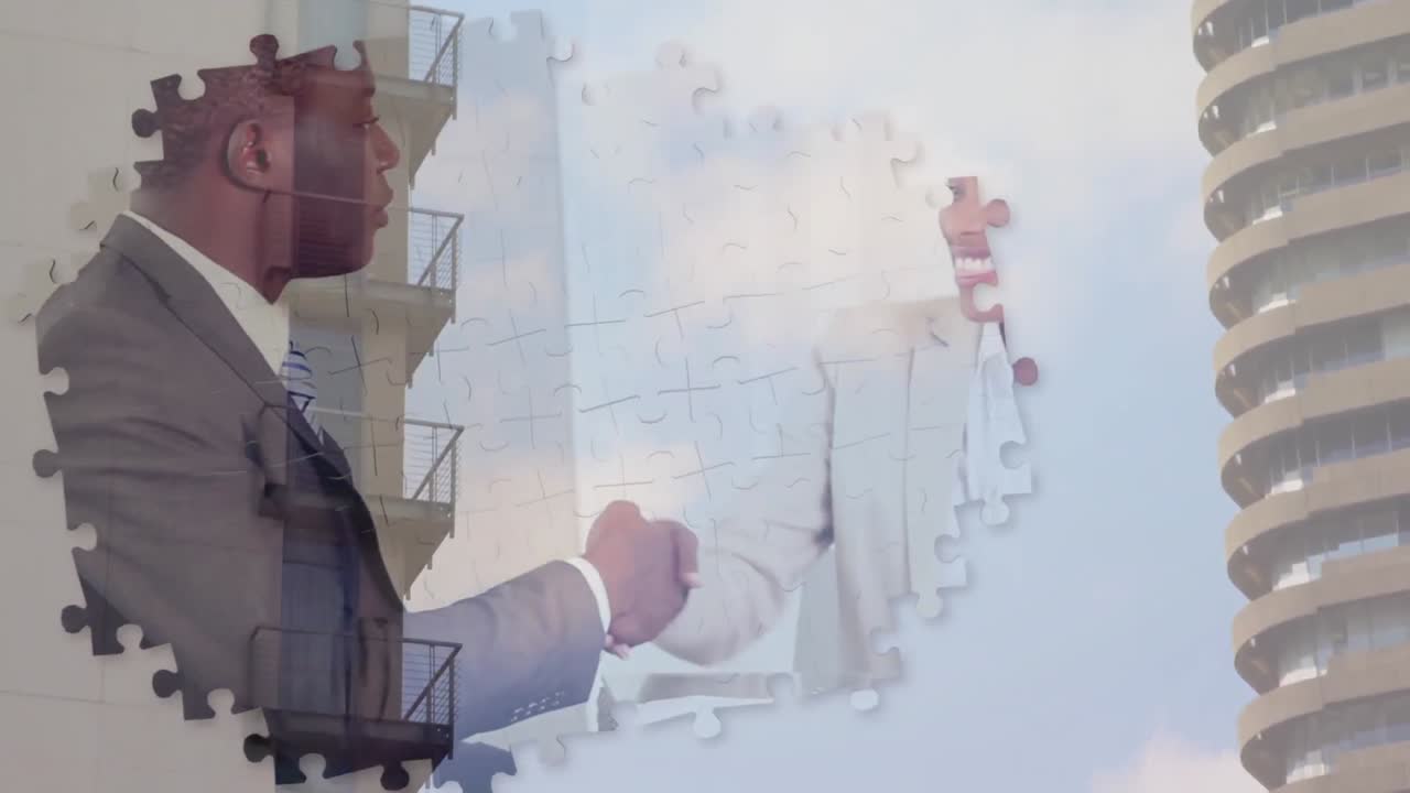 el efecto de los rompecabezas sobre el hombre de negocios y la mujer de negocios estrechando las manos contra los edificios altos