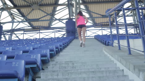 una mujer subiendo las escaleras del estadio.