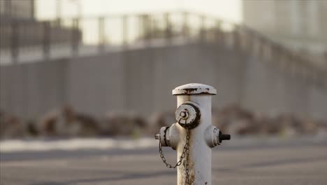 Rostiger-Hydrant-Am-Sonnigen-Tag