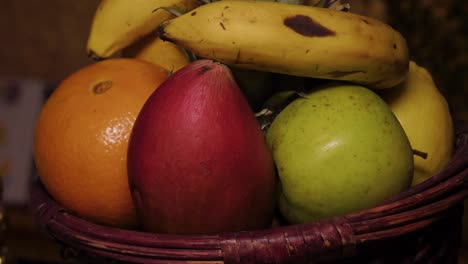 Toma-De-Detalle-De-La-Canasta-De-Frutas,-Mango,-Naranja,-Plátano,-Manzana,-Lima