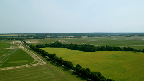 panorama de drones de la granja fotovoltaica más grande de europa central, construcción en progreso, energía solar renovable zwartowo, pan aéreo