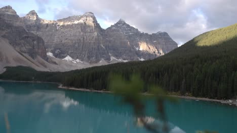 Hermoso-Lago-Azul-Cerca-De-Las-Montañas-Nevadas-En-Banff,-Canadá