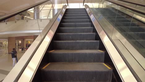 una fotografía de una escalera mecánica moderna vacía que sube. 4k.